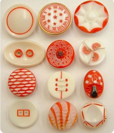 Vintage woman buttons red and white Toadstool Art, Button Collecting, Tyler Durden, Beaded Beads, Kitchen Vintage, Types Of Buttons, Button Cards, Antique Buttons, Button Art