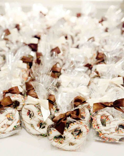 White and milk chocolate-covered pretzels favors. See More Trendy and Creative Ideas to Serve Pretzel on Your Wedding. // mysweetengagement.com // #wedding #weddingideas #weddingtrends #weddingfood #pretzels #desserttable Wedding Party Favors Cheap, Wedding Souvenirs Diy, Edible Favors, Cheap Favors, Covered Pretzels, Wedding Favors Fall, Chocolate Pretzels, Wedding Favors Cheap, Queens Ny