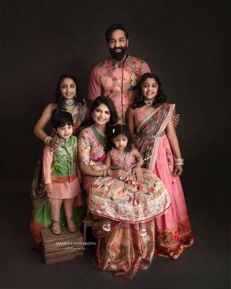 Matching Dress For Family, Family Matching Outfits Indian, Mom Daughter Matching Dresses, Mom Daughter Outfits, Kids Ethnic Wear, Kids Dress Collection, Mom And Daughter Matching, Indian Family, Kids Blouse Designs