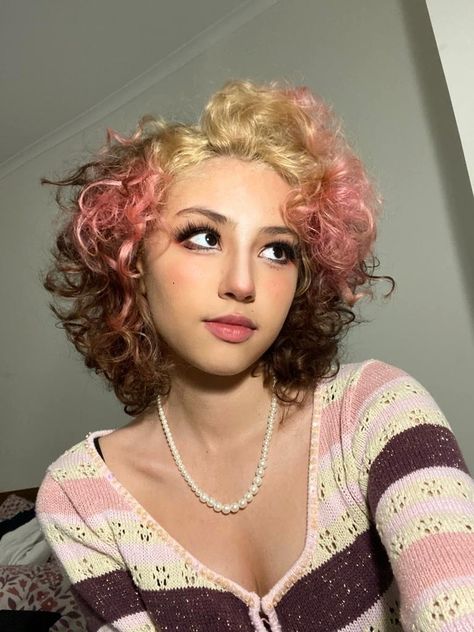 #prettygirl #oreohair #napolitanohair #femininegirl #aegyosal #prettymakeup #curlyhair #shorthair #curlyshorthair #pinkaesthetic #aesthetic #princess #fairyaesthetic #melaniemartinezaesthetic #melaniemartinez #portals #candygirl #lalalala Curly Neopolitan Hair, Dyed Ends Curly Hair, Neopolitan Hair Highlights Curly, Neopolitan Hair Curly, Neapolitan Curly Hair, Neapolitan Hair Curly, Neopolotin Hair, Neapolitan Hair Color, Neopaliton Hair