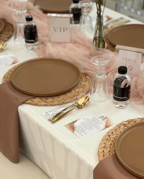 Buffet Theme, Brown Wedding Themes, Dinner Party Table Settings, White Party Decorations, White Wedding Decorations, Vision Board Party, Birthday Table Decorations, Birthday Dinner Party, White Wedding Theme