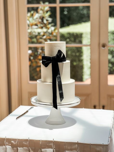 Cake For Black And White Wedding, Black And White Wedding Desserts, Black And White Wedding Cake Table, Black And White Wedding Modern, Black Bow Wedding Cake, Black And White Anniversary Party, Black Tie Wedding Cake, Wedding Cake Bow, Black And White Dessert Table