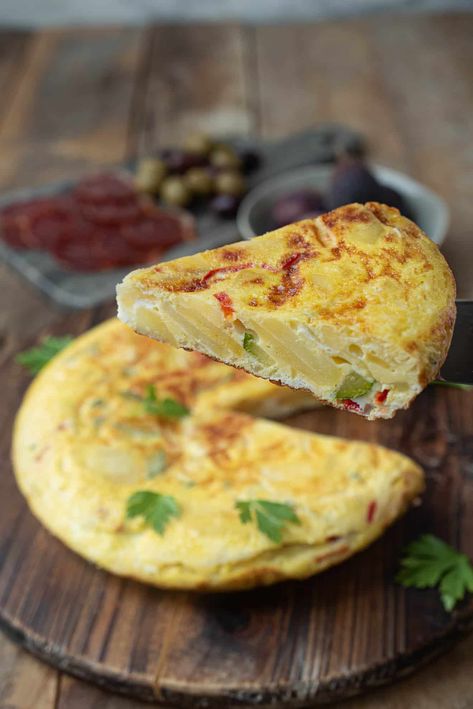 Tapas Breakfast, Tortilla Omelette, Vegetable Tortilla, Omelette Tortilla, Food Rocks, Morning Treats, Summer Vegetarian Recipes, Spanish Tortilla, Spanish Omelette