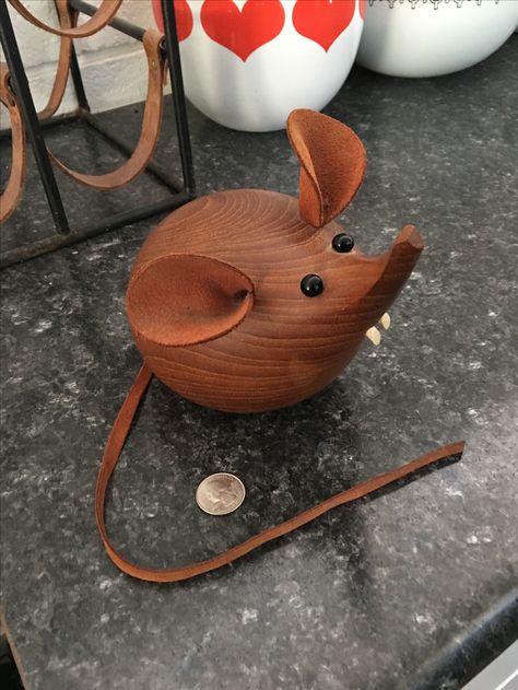 Woodturning mouse Woodworking Art Ideas, Elephant Carving, Lathe Projects, Rustic Crafts, Wood Animal, Turning Projects, Wood Turning Projects, Wood Lathe, Wooden Bird