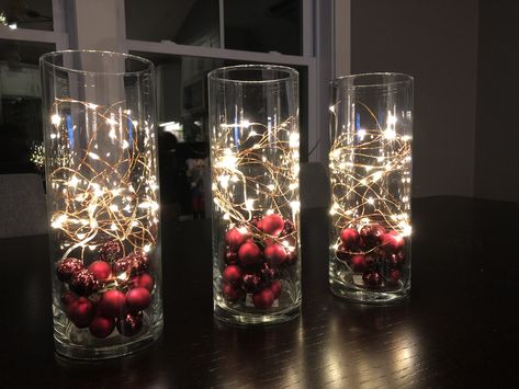 Tall Vase Decorating Ideas For Christmas, Christmas Cylinder Vase Decorating Ideas, Christmas Decor Glass Vase, Christmas Glass Vases With Lights, Christmas Balls In Glass Vase, Bauble Vase Centerpiece, Tall Glass Vase Ideas, Christmas Vase Filler Ideas, Christmas Baubles In Glass Vase