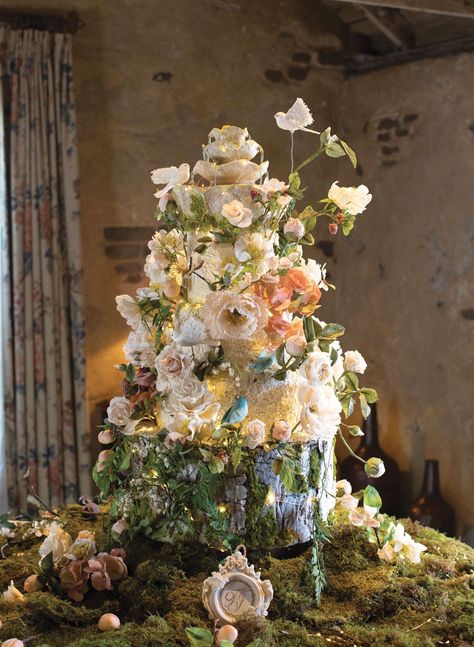 real wedding photo tina morse and jerry moss wedding san ysidro ranch whimsical vintage inspired unique wedding cake forest moss bird bath with flowers trunk Garden Themed Wedding Dress, Fantasy Garden Wedding, Fairycore Wedding Cake, Enchanted Forest Wedding Dress Fairytale, Enchanted Garden Wedding Cake, Quince Themes Enchanted Forest, Fairy Garden Quinceanera Theme, Fairy Quinceanera Theme, Garden Quinceanera Theme