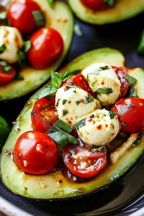 Caprese Stuffed Avocado, Stuffed Avocado Recipes, Avocado Stuffed, Stuffed Avocado, Avocado Recipe, Pesto Cheese, Tomatoes Mozzarella, Dessert Smoothie, Tomato Mozzarella