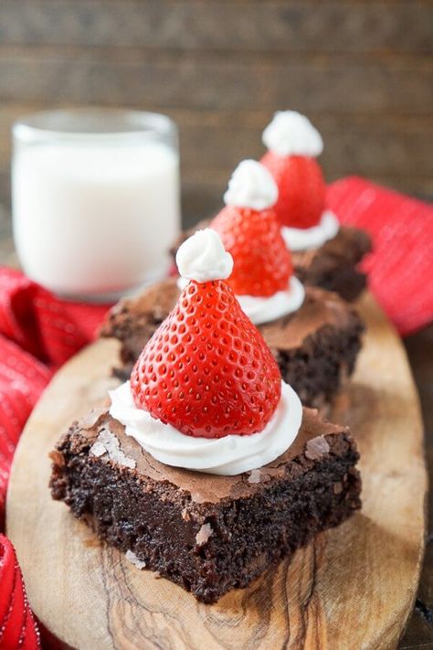 These Santa Hat Brownies are a simple and festive rich chocolate dessert the whole family will love! Santa Brownies, Santa Hat Brownies, Santa Desserts, Old Fashioned Potato Soup, Desserts Brownies, Rich Chocolate Dessert, Oatmeal Cookies Easy, Strawberry Brownies, Brownie Frosting