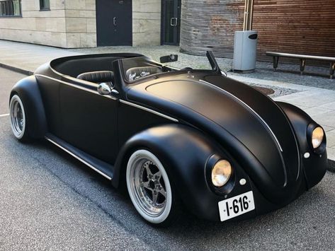 Se o Batman fosse um fã de Fusca, como seria o modelo que o homem morcego utilizaria? Não precisa imaginar, ele está aqui. O entusiasta Danni Koldal converteu um Fusca dos anos 1960 em um roadster preto fosco com um visual bastante nervoso. Black Beetle, Vw Sedan, Combi Volkswagen, Vw Cars, Volkswagen Bus, Lamborghini Gallardo, Porsche 356, Vw Bug, Vw Camper