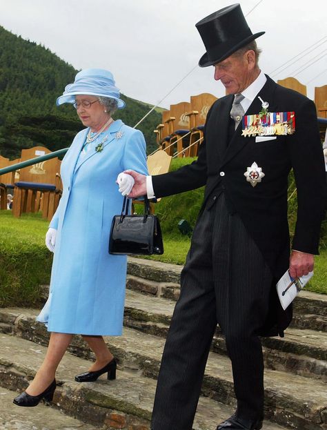 La Reine Elizabeth II et le Prince Philip en images de couple | Vogue France Elizabeth Philip, Queen And Prince Phillip, Royal Family Portrait, Queen Hat, Rainha Elizabeth Ii, English Royal Family, Principe William, Reine Elizabeth Ii, Hm The Queen