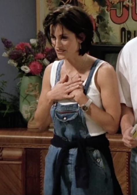 Monica From Friends Short Hair, Monica Hairstyles Short, Monica With Short Hair, Monica’s Haircut Friends, Monica Geller Short Hair Bangs, 90s Chin Length Hair, Monica Geller Bob Haircut, Winona Short Hair, 90s Mom Hair Short