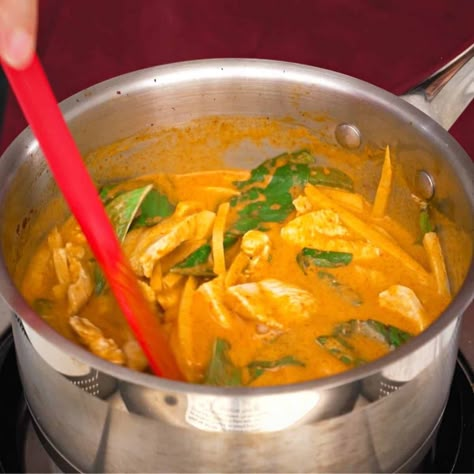 Staff Lunch Ideas, Thai Fusion Food, Red Chicken Curry, Hot Thai Kitchen, Red Thai Curry, Green Curry Chicken, Red Curry Chicken, Summer Bbq Recipes, Best Curry