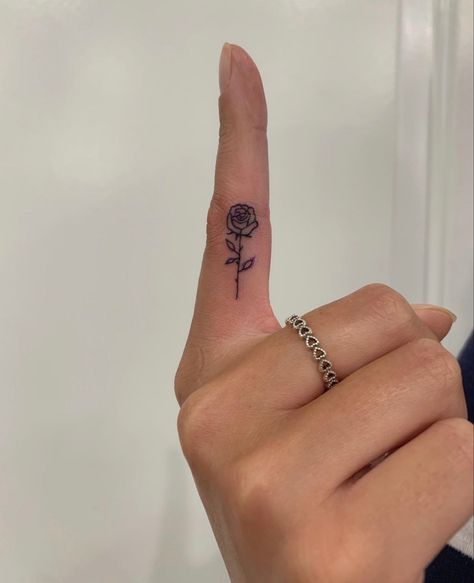 Inside Finger Tattoos, Flower Finger Tattoos, Finger Rose Tattoo, Cute Finger Tattoos, Small Finger Tattoos, Finger Tattoo For Women, Hand Tattoos For Girls, Hand And Finger Tattoos, Finger Tattoo Designs