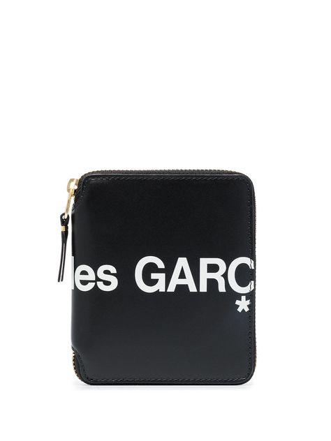 This black Comme Des Garçons Wallet logo zip-around leather wallet features a zip fastening, a pull tag, five card slots, a coin compartment and contrasting logo prints. We'd never considered organisation to be an exciting activity until we started using our Comme Des Garçons wallet. This item is in size UNI and the color is Commes Des Garcons, Comme Des Garcons Men, Comme Des Garcons Black, Men Wallet, Black Leather Wallet, Black Wallet, Zipper Wallet, Leather Wallet Mens, Zip Wallet