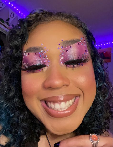 pink makeup inspo Pink Carnival Makeup, Pink And Purple Makeup Looks, Gem Placement, Purple Makeup Looks, Modeling Makeup, Birthday Makeup Looks, Makeup Tuts, Carnival Makeup, Pink Eye Makeup