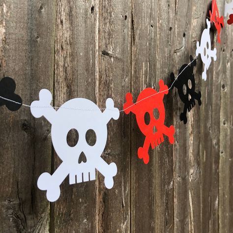 Pirate Decorations Diy, Skull Banner, Pirate Banner, Pirate Party Decorations, Diy Kids Party, Pirate Decor, Pirate Theme Party, Pirate Birthday Party, Party Garland