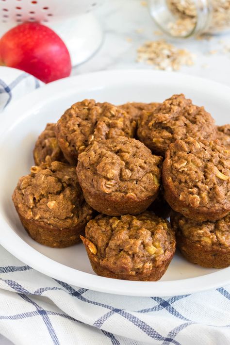 Apple Banana Muffins, Quick Muffins, Apple Oatmeal Muffins, Healthy Foods To Make, Apple Cinnamon Oatmeal, Healthy Breakfast Muffins, Apple Oatmeal, Plant Based Breakfast, Oatmeal Muffins