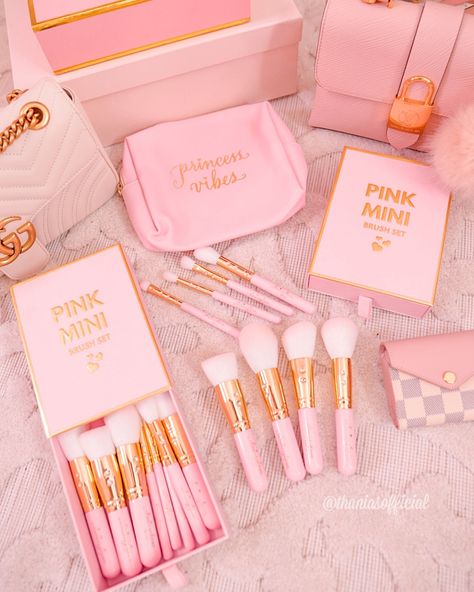 THANIA | All Pink Everything ✨ on Instagram: “I seriously am DROOLING Over how absolutely adorable these little mini @slmissglambeauty brushes are. 💗😍 Cant wait until I can travel again…” Pink Stuff Girly, Pink Walk In Closet, Closet Beauty Room, Girly Series, Pink Aesthetic Girly, Pink Everything, Pink Vanity, Pink Wallpaper Girly, Soft Pink Theme