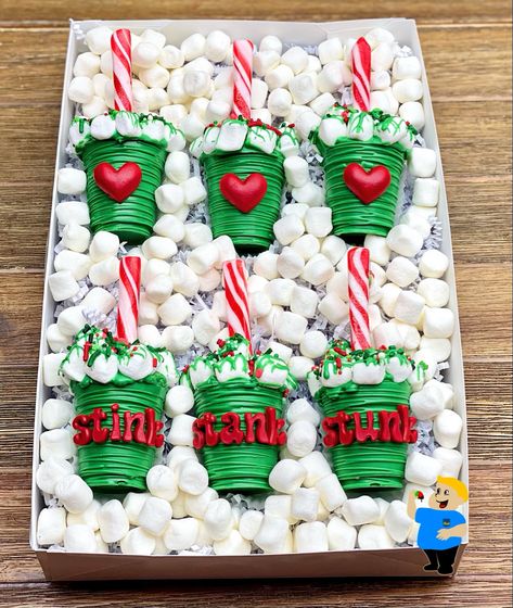 Breakfast Christmas Ideas, Christmas Dipped Treats, Christmas Oreos Chocolate Covered, Christmas Chocolate Covered Treats, Best Chocolate Covered Strawberries, Treats To Sell, Hot Chocolate Cups, Chocolate Covered Desserts, Diy Hot Chocolate