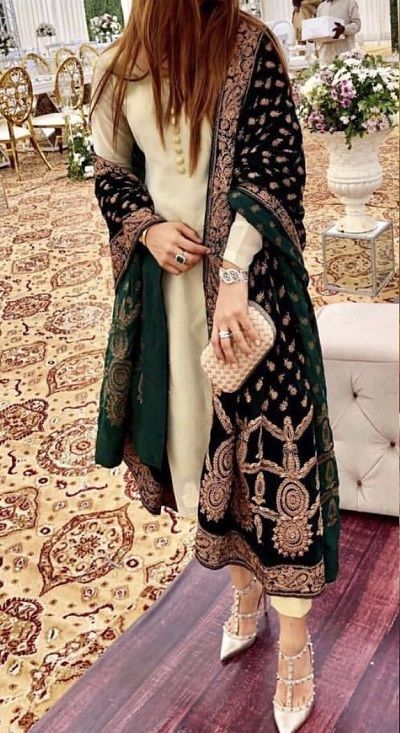 Latest 30 Plain Suit With Heavy Dupatta Set Designs (2021) Velvet Dress With Heavy Dupatta, Dupta Style On Suit, Heavy Dupatta Styling, Velvet Dupatta Lehenga, Heavy Dupatta Suits Party Wear, Formal Indian Suits For Women, How To Wear Dupatta On Suit, Heavy Suits For Wedding, Heavy Pakistani Suits Party Wear