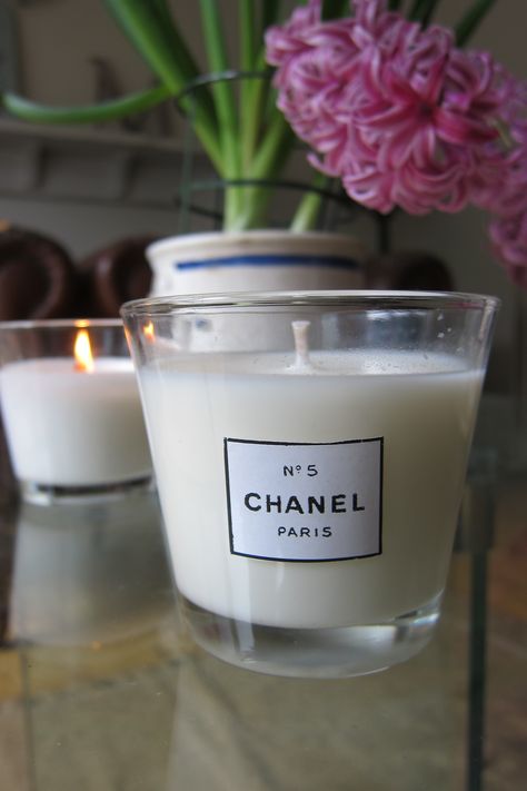 Customización velas Crockpot Candles, Diy Fragrance Candles, Chanel Candles, Chanel Bridal, Decorating Room, Chanel Decor, Basket Christmas, Candle Obsession, Candle Fragrance