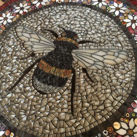 Frog Garden Art, Mosaic Garden Path, Bee Mosaic, Diy Mosaic Garden, Sicis Mosaic, Sunflower Mosaic, Stone Garden Paths, Mosaic Garden Art, Art Pierre