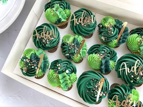 Forest Green Cupcakes Ideas, Jungle Birthday Cupcakes, Green Cupcakes Decoration, Rainforest Cupcakes, Green Buttercream Cupcakes, Emerald And Gold Cupcakes, Wild One Cake And Cupcakes, Green Cupcakes Ideas, Green Birthday Cupcakes Ideas