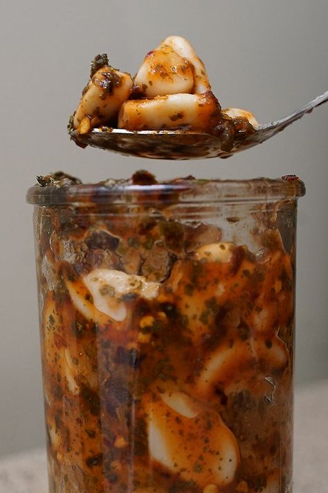 This Pickled Garlic Recipe That's Taking Over TikTok Is About to Be Your New Favorite Snack Spicy Pickled Garlic, Pickled Vegetables Recipe, Garlic Recipe, Pickled Garlic, Fermentation Recipes, Pickled Veggies, Garlic Recipes, Pickling Recipes, Fermented Foods