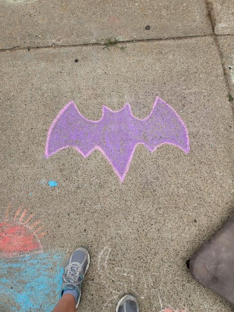 Sidewalk Chalk Drawings, Cute Chalk Ideas Easy, Chalk Ideas Easy, Chalk Art Ideas Easy, Teen Summer Crafts, Easy Chalk Art, Easy Chalk Drawings, Summer Chalkboard Art, Chalk Pictures