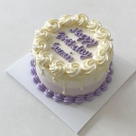 Minimalist Birthday Cake, Small Birthday Cake, Minimalist Cakes, Bolo Vintage, Tiny Restaurant, Purple Cakes Birthday, Small Birthday Cakes, Minimalist Birthday, Vintage Birthday Cakes