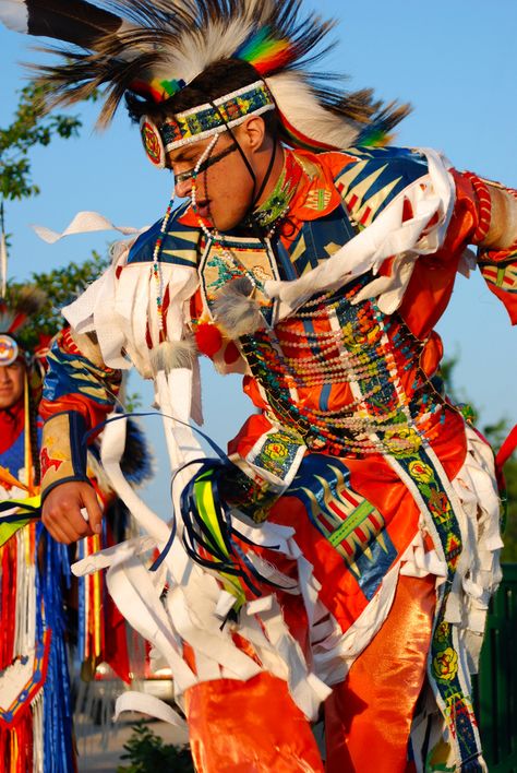 Native American Dancing, Powwow Dancers, Rock Drawing, Chicken Dance, Native American Dance, Lakota Sioux, Native American Regalia, Native American Images, Native Pride