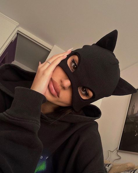 Catwoman Mask, Cat Halloween Costume, Batman And Catwoman, Selina Kyle, Cat Mask, Cat Woman Costume, Portrait Photography Poses, Cat Costumes, Halloween Disfraces