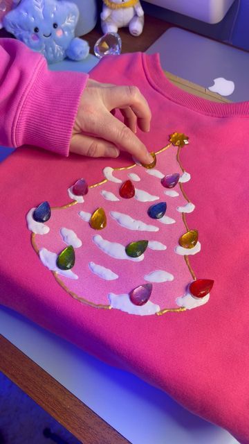 Paint And Puff Party, Puffy Paint Christmas Sweater, Puffy Paint Christmas Shirt, Puff Paint Christmas Sweatshirt, Puff Paint Crafts, Painting Sweatshirts, Diy Christmas Sweater Ideas, Puff Paint Shirts, Christmas Sweatshirts Diy