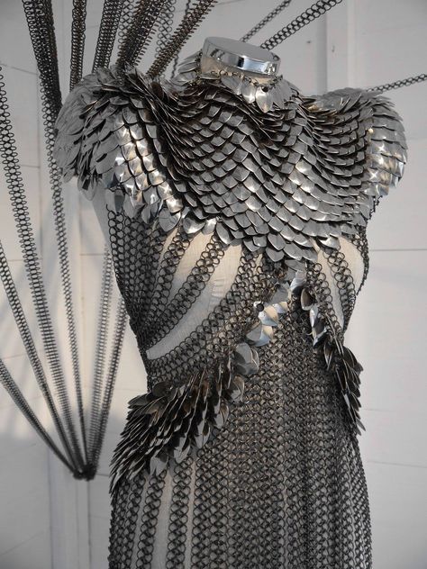 Armored Dress, Moda Medieval, Samurai Girl, Armor Dress, Metal Dress, Female Armor, Fringe Fashion, Idee Cosplay, Fantasy Costumes