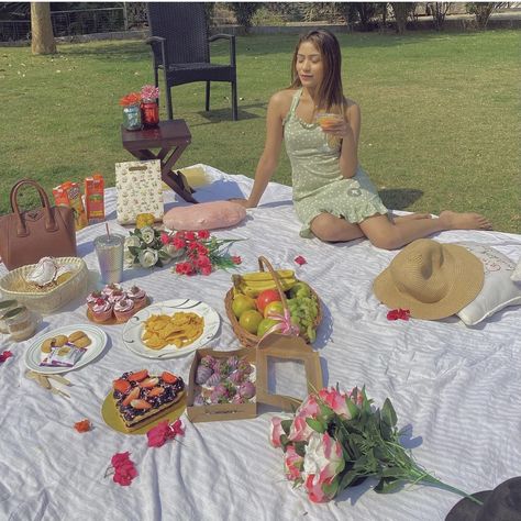 Aesthetic picnic setup Aesthetic Picnic Setup, Cute Picnic Setup, Picnic Setup Ideas, Picnic Set Up, Picnic Board, Aesthetic Setup, Picnic Setup, Picnic Vibes, Picnic Photography