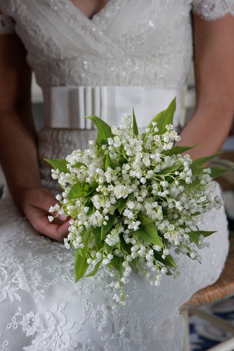 white and green bridal bouquet - photo by Italian wedding photographer JoAnne Dunn Lily Of The Valley Bouquet, Small Bridal Bouquets, 3 Daughters, Small Wedding Bouquets, Bride's Bouquet, Green Bouquet, Wedding Photo Gallery, Winter Bride, Wedding Info