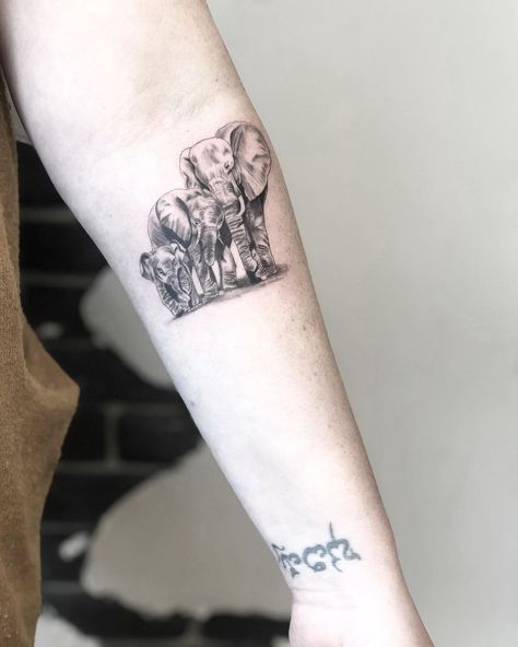 Tatuagem de elefante: 45 opções para marcar a pele com grandiosidade Elephant Sleeve, Elephant Family Tattoo, Baby Elephant Tattoo, Tiny Elephant Tattoo, Cute Elephant Tattoo, Family Tattoo Ideas, Elephant Tattoo Design, Family Tattoo, Small Pretty Tattoos