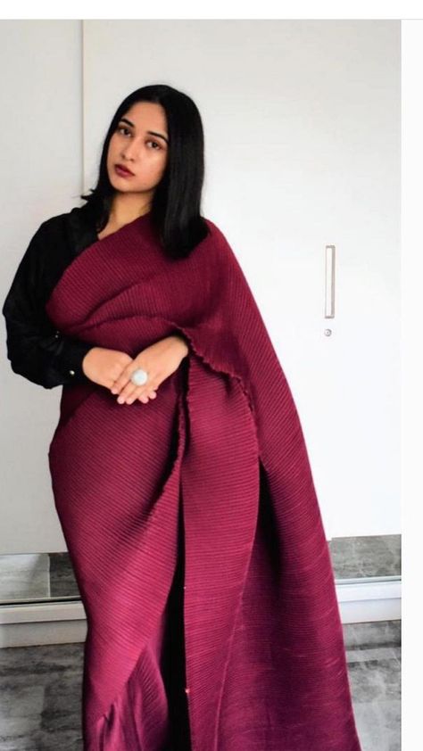 Office Party Saree Look, Plus Size Saree Look, Red Blouse Design, Saree Pattern, Pleated Saree, Saree Ideas, Kanjivaram Sarees Silk, Kurti Style, Saree Wearing Styles