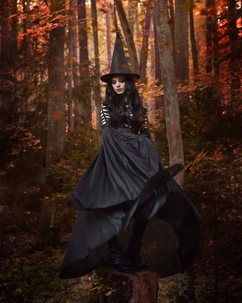 Evil Clothes, Witch Photos, Fantasy Witch, Morticia Addams, Halloween Photoshoot, The Good Witch, Season Of The Witch, Fall Photoshoot, Witchy Woman