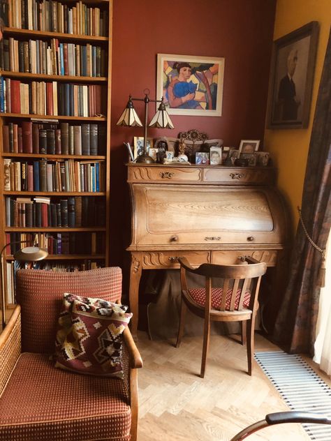 Writer Room Decor, Writing Desk Setup, Vintage Study Table, Writers Nook, Desk Things, Dream Home Library, Boho Apartment, Writers Desk, Nice Room