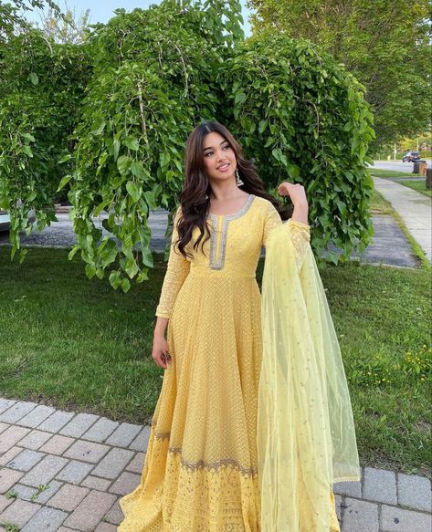 Sharara Suit Photo Poses, Poses In Punjabi Suit, Desi Poses For Instagram, Poses In Sharara Suit, Poses In Sharara, Ethnic Poses For Women, Poses For Traditional Wear, Eid Poses, Desi Fits