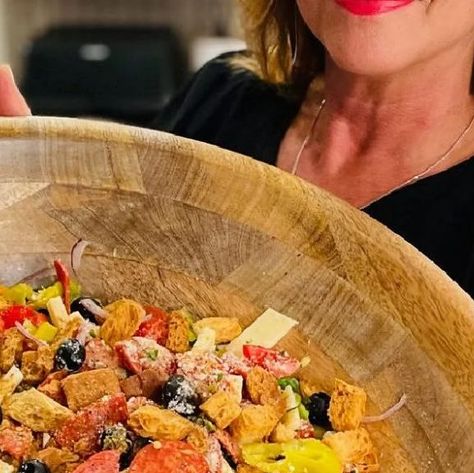 Sandy Coughlin on Instagram: "Omg! This PIZZA SALAD in our (new) Epic 21-inch Salad Bowl! 🎄Grab the recipe + get your bowl➡️ Recipe link in BIO https://reluctantentertainer.com/pizza-salad/ #pizzasalad #reluctantentertainer #christmassalad #pizzainabowl" Board Meals, Recipes Cabbage, Pepperoni Bread, Carb Dishes, Winter Salad Recipes, Side Salads, Bread Dishes, Pizza Salad, Yummy Salads