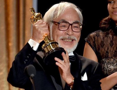 Hayao Miyazaki is awarded an honorary lifetime award by the Academy of Motion Picture Arts and Sciences at the Governor's Awards in Los Angeles (November 2014). Many congratulations Miyazaki-san! Well deserved! Hayao Miyazaki Art, Isao Takahata, Personajes Studio Ghibli, Harry Belafonte, Oscar Award, Moving Wallpapers, What Is An Artist, Studio Ghibli Movies, Studio Ghibli Art