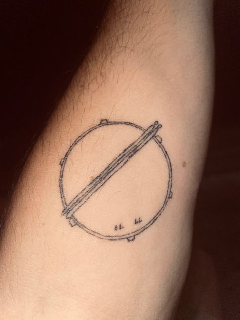 Drum tatto drummer music Drummer Tattoo Ideas Minimalist Style, Marimba Tattoo, Drum Tattoo Ideas For Women, Drum Tattoos For Men, Drumset Tattoo, Drums Tattoo Ideas, Drummer Tattoo Ideas, Snare Drum Tattoo, Drum Stick Tattoo