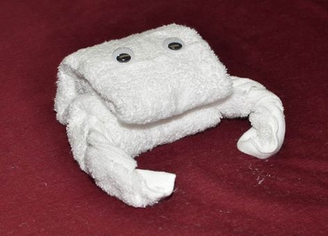 How to Make Towel Animals (10 Creatures to Practice) - Hobby Lesson Towel Sculpture, Animal Towels, Washcloth Animals, Folded Towels, Towel Origami, Washcloth Crafts, Fold Towels, Towel Folding, Towel Art