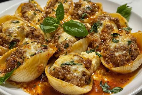 Stuffed Shells Easy, Beef Stuffed Shells, Homestyle Meatloaf, Jumbo Pasta Shells, Cheese Topping, Gooey Cheese, Comfort Dishes, Stuffed Pasta Shells, Easy Delicious Recipes