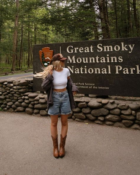 Ashtyn Kingsbury (@ashtynkingsbury) • Instagram photos and videos Cowboy Boots Summer Outfit, Cabin Outfit, Tennessee Outfits, Fall Hike, Granola Girl Aesthetic, Colorado Outfits, Mountain Outfit, Camping Aesthetic, Trip Outfits