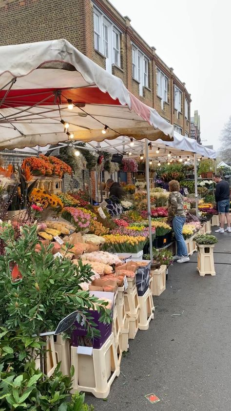 emilyjanejohnston on Instagram: The early bird gets the… flowers! This morning @littlelondonwhispers picked me up at 7am for a quick trip to Columbia Road Flower Market.… Columbia Flower Market London, Flower Market London, Columbia Road Flower Market, Columbia Road, Early Bird, Flower Market, The Flowers, This Morning, Columbia