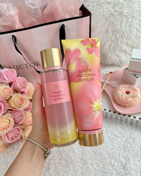 Profumo Victoria Secret, Victoria Secret Body Spray, Bath N Body Works, Victoria Secret Fragrances, Bath And Body Works Perfume, Basic Skin Care Routine, Shower Skin Care, Body Smells, Smell Goods