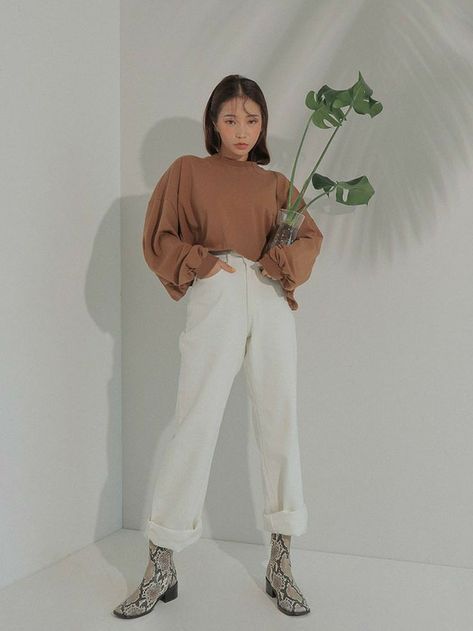 Streetwear Fashion China, Fashion Art Prints, Trendy Pants, Fashion Guide, Neutral Outfit, Fashion World, Fashion Design Clothes, How To Pose, Woman Fashion